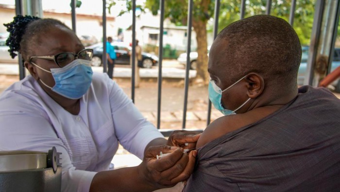 El acceso de los países africanos a la vacuna es considerablemente menor al del resto del mundo