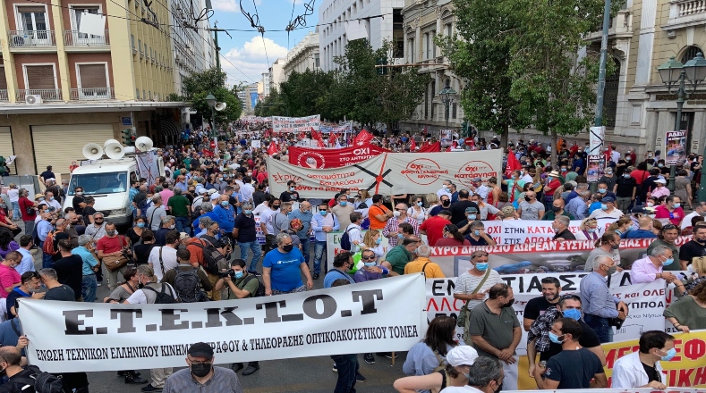 Cientos de miles de personas han estado en las calles de distintas ciudades del país, principalmente en la capital Atenas, para manifestar su desaprobación al aumento a diez horas de trabajo propuesto por el Gobierno centroderechista.