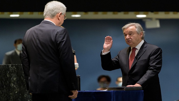 Guterres (a la derecha) fue juramentado en el cargo de Secretario General pro el presidente de la Asamblea General de las Naciones Unidas, Volkan Bozkir.