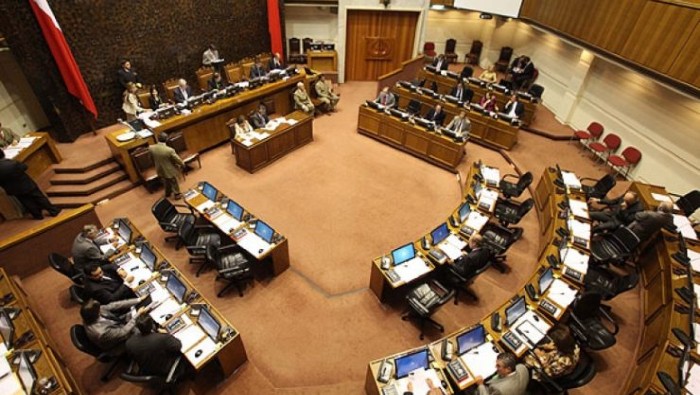 Con 26 votos a favor y 12 en contra, fundamentalmente de la coalición oficialista, el Senado chileno aprobó el estado de excepción.