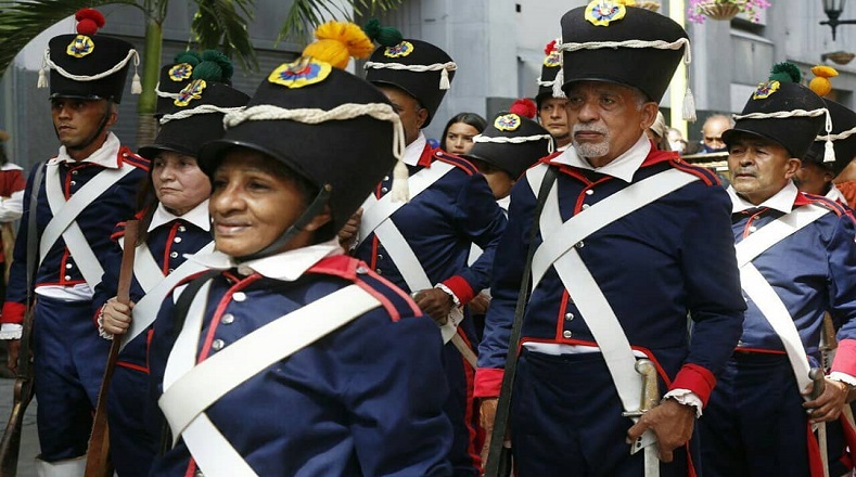 En la representación participaron hombres, mujeres y niños, quienes llevaban trajes alusivos a la época, así como uniformes de los soldados que se enfrentaron al imperialismo español.