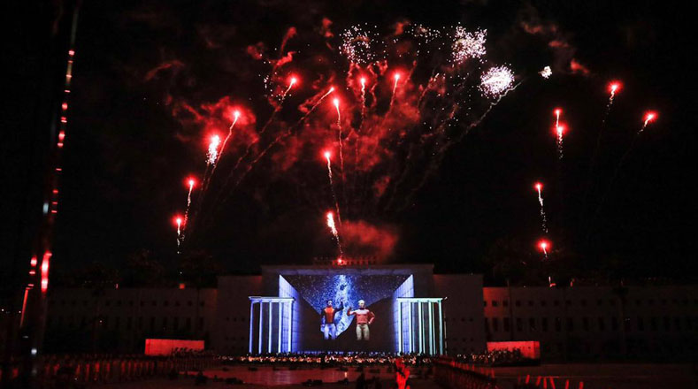El jefe de Estado, Nicolás Maduro, destacó que la gala fue majestuosa al estar caracterizada por la música, el baile y fuegos artificiales que dieron color al cielo nocturno de la capital venezolana.
