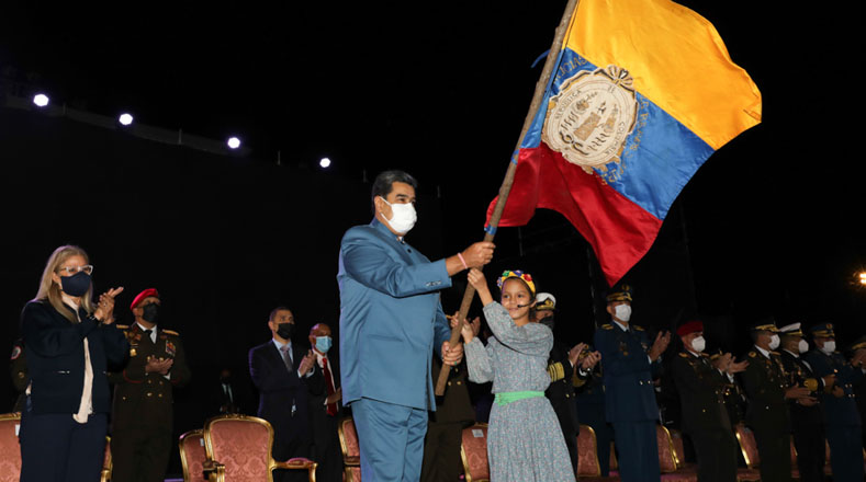 "Fueron más de mil artistas en escena, rindiendo honores al más grande, nuestro Libertador Simón Bolívar, a 200 años de su Entrada Triunfal a Caracas", manifestó el presidente en su cuenta Twitter.