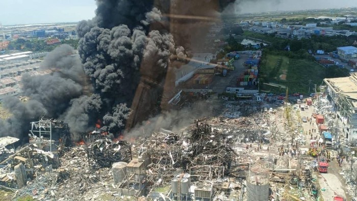 La explosión en la fábrica de productos plásticos ha obligado a la evacuación en un radio de 5 km, luego ampliado al doble tras el agravamiento de la situación