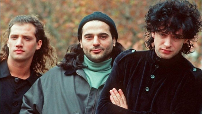 La canción fue compuesta por Gustavo Cerati e hizo parte del álbum Canción Animal de Soda Stereo en 1990. De Música Ligera fue lanzada como single del álbum.