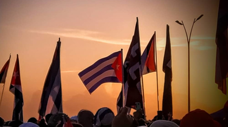 El malecón de La Habana miles de personas se reunieron desde la madrugada de este sàbado en apoyo a la Revolución. 