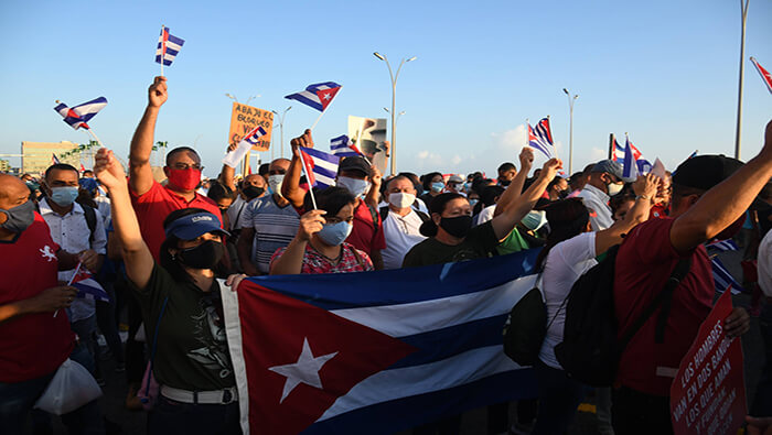 Cubanos marchan en La Habana en contra del bloqueo unilateral de EE.UU. y en apoyo al Gobierno cubano.