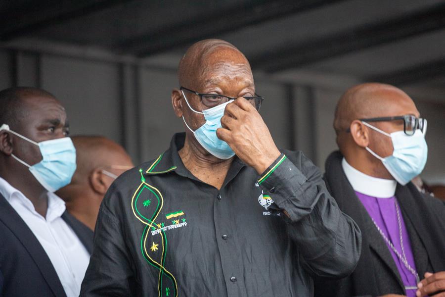Zuma es acusado de haber recibido sobornos con la intermediación de un asesor financiero y la imputación siguió un camino judicial muy complejo durante más de una década hasta que dejó la presidencia sudafricana.