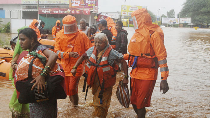 Socorristas atienden a las personas damnificadas por las fuertes lluvias que azotan el oeste del país.