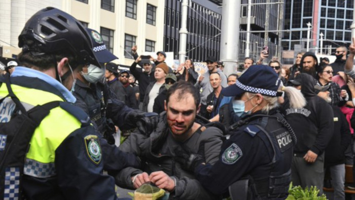 Las manifestaciones también se repetieron en Melbourne, donde seis personas fueron detenidas, según informaron fuentes policiales.