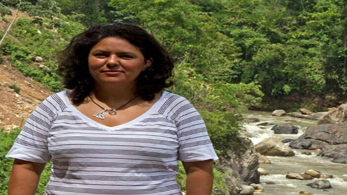 Berta Cáceres fue asesinada el 2 de marzo de 2016 en su casa por oponerse a la construcción de la hidroeléctrica Agua Zarca en la comunidad de Río Blanco.