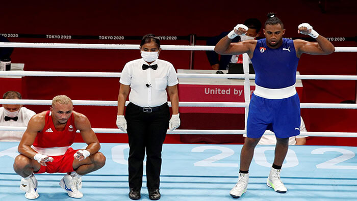El púgil cubano venció al boxeador británico por decisión dividida (4-1).