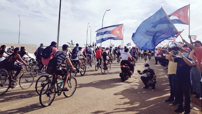 La caravana Victoria Popular recorrerá en bicicletas, motos, autos y patines el Malecón, en el litoral habanero.