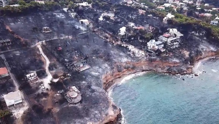Los incendios en la península del Peloponeso, al sur de Grecia, siguen sin poder ser controlados por los bomberos.
