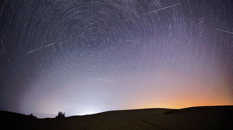 En el desierto de Kubuqi, región autónoma de Mongolia Interior, China, otra combinación de colores se observó en el cielo. Las perseidas pueden llegar a velocidades que superan los 50 kilómetros por segundo (180.000 kilómetros por hora).