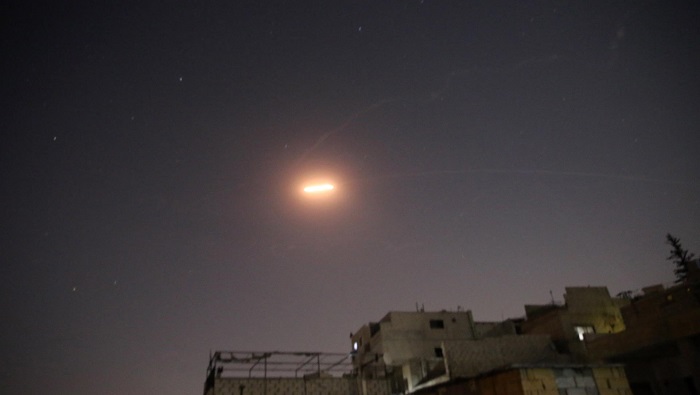 En la noche del jueves se produjo un ataque aéreo israelí contra algunos puestos de control en inmediaciones de Damasco (capital).