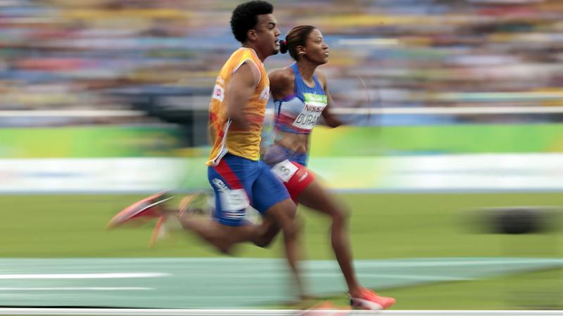 La velocista cubana Omara durand ostenta tres récords mundiales en las distancias de 100, 200 y 400 metros planos.