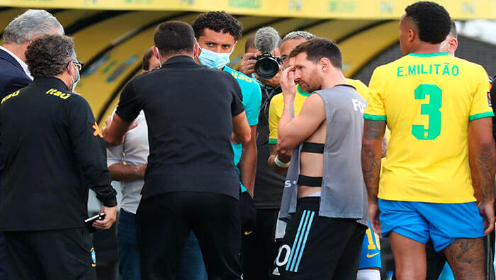 Tras la irrupción de las autoridades del Anvisa el plantel argentino decidió marcharse del estadio.