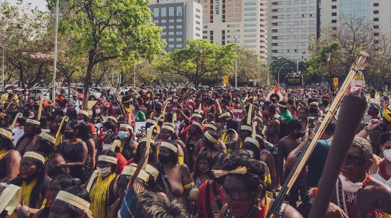 Más de 6.000 mujeres representantes de unas 173 etnias indígenas de Brasil llegaron a su segundo día de acampada frente al Supremo Tribunal Federal en Brasilia.