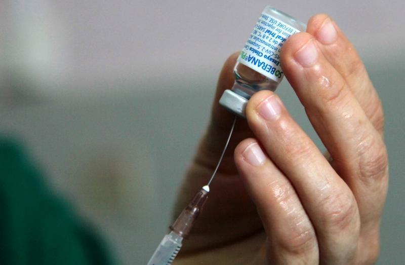 La vacuna desarrollada por el Instituto Finlay de Vacunas cuenta con autorizo de uso de emergencia de la autoridad regulatoria cubana y está en proceso para su autorizo ante la OMS.