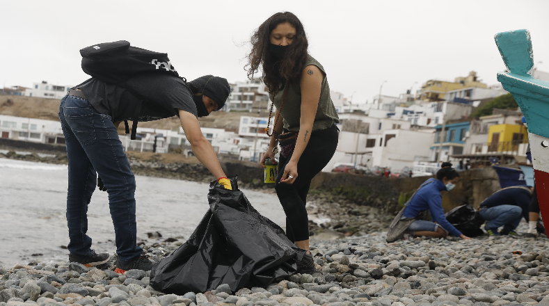 Voluntarios participan en una jornada de limpieza de playas desde el balneario de San Bartolo, en el sur de Lima, Perú.