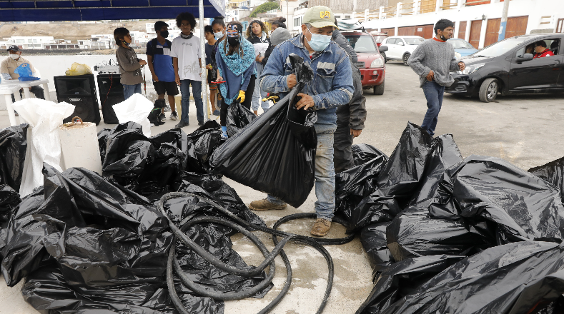 Durante una jornada de limpieza de playas del balneario de San Bartolo, en Lima, Perú, se recolectaron varias bolsas de desechos como cauchos y plásticos principalmente.