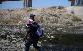 Migrantes de Haití cruzando el río Bravo para entregarse a la patrulla fronteriza estadounidense y solicitar asilo político en EE.UU.