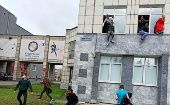 Estudiantes saltan para escapar del tirador en la universidad estatal de Perm.