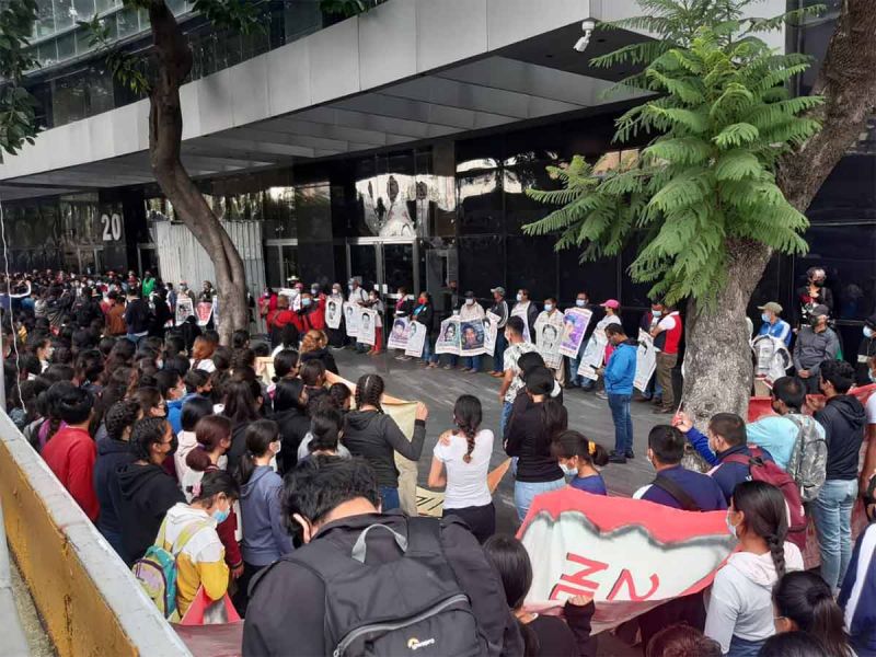 Los familiares de los desaparecidos de Ayotzinapa exigen justicia y resultados ante la nueva línea investigativa.
