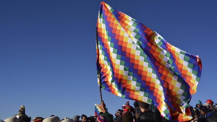 La whipala es representativa de los pueblos originarios de Bolivia y está reconocida por la Constitución Política del Estado como símbolo nacional.