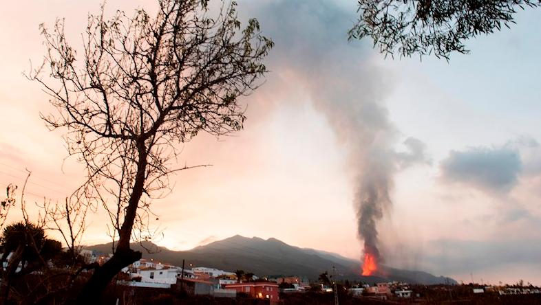 La primera erupción volcánica se produjo el pasado domingo en Cumbre Vieja y afecta ya a más de 220 hectáreas, con un perímetro de 15,7 kilómetros.