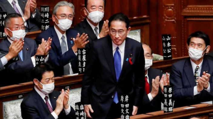 El nombramiento de Kishida fue ratificado formalmente en una votación en ambas cámaras, en las que la coalición gobernante cuenta con amplia mayoría.