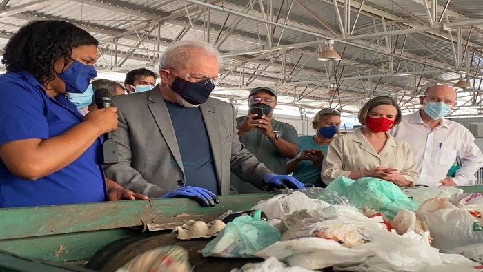 Lula visitó una cooperativa de reciclaje y enalteció la labor que realizan esos humildes trabajadores.