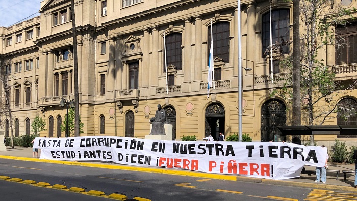 Desde hace varios días los estudiantes desplegaron carteles en diversos sitios de la Universidad Católica, exigiendo la renuncia de Sebastián Piñera.