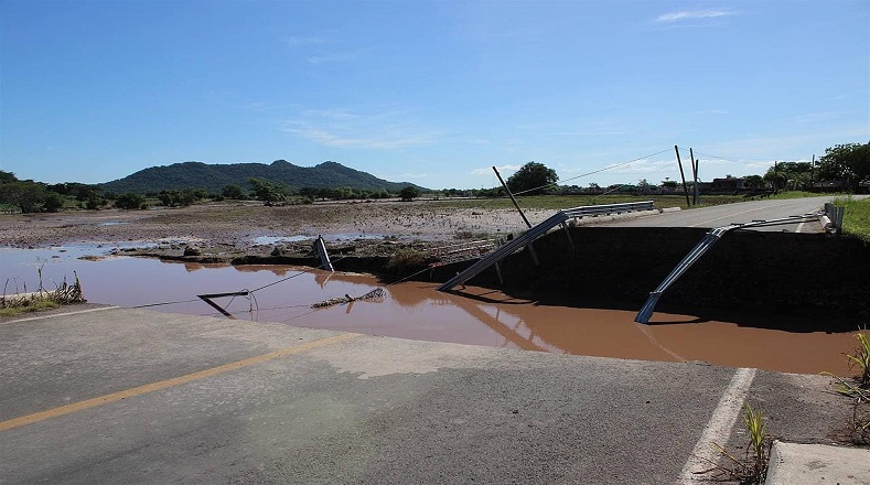 El huracán Pamela provocó intensas lluvias e inundaciones en la zona de Nayarit, donde causó el desbordamiento de los ríos Acaponeta y San Pedro.