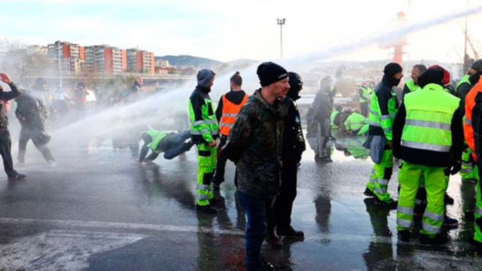 Manifestantes fueron desalojados del puerto de Trieste a  base de cañones de agua y gases lacrimógenos.