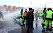 Manifestantes fueron desalojados del puerto de Trieste a  base de cañones de agua y gases lacrimógenos.