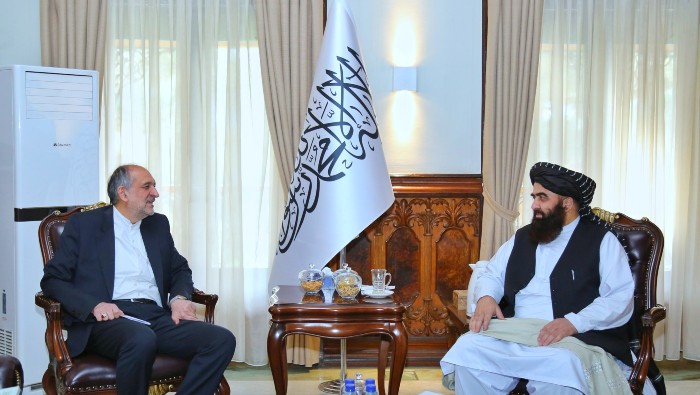 El embajador iraní Bahador Amininan y el ministro de Asuntos Exteriores de Talibán, Amir Jan Muttaqi, sostuvieron un encuentro para tratar temas de interés bilaterales como la inversión.