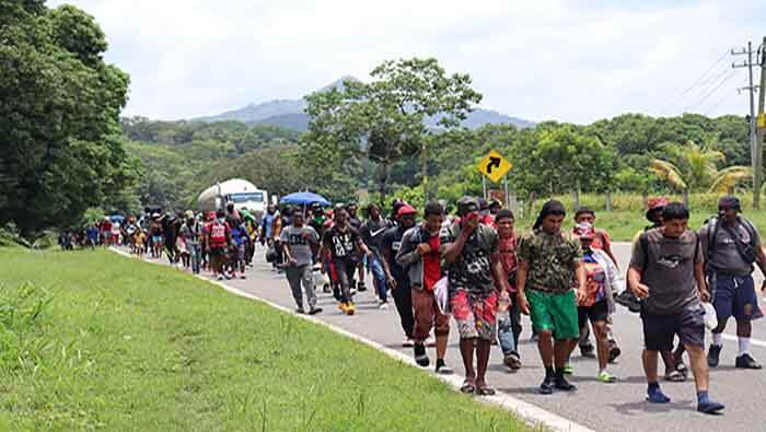 Miles de migrantes avanzan en una caravana por México en un intento por llegar a EE.UU.