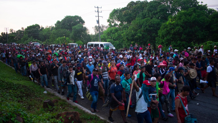 La caravana migrante, que suma miles de migrantes provenientes de Centroamérica y Haití, durmió en Mapastepec, Chiapas, en el sur de México,