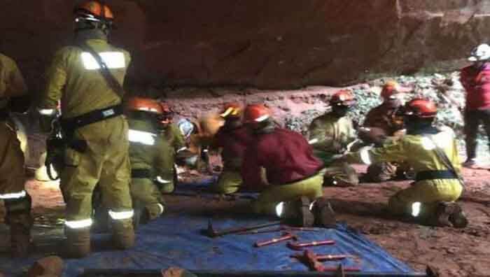 Bomberos atienden a las personas sepultadas en una cueva en el estado de Sao Paulo.