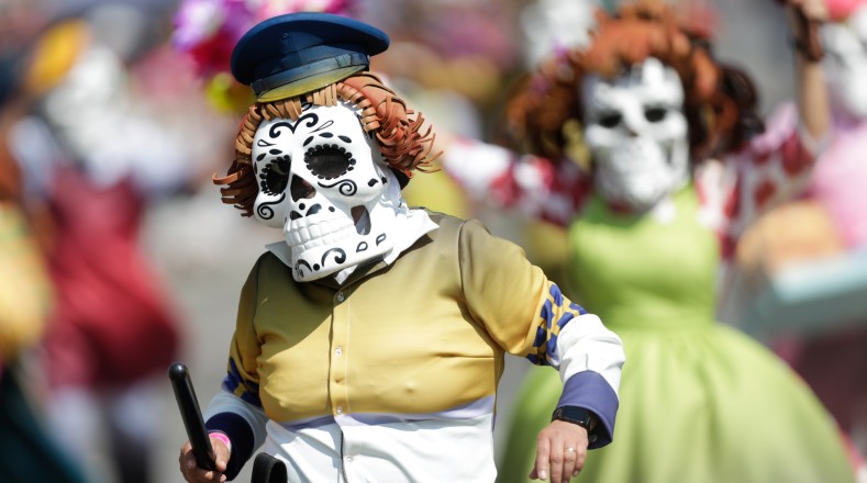 Este desfile acontece siempre previo al Día de Muertos con carros alegóricos, alebrijes, personajes conocidos como catrinas y calaveras, en representación de los fallecidos.