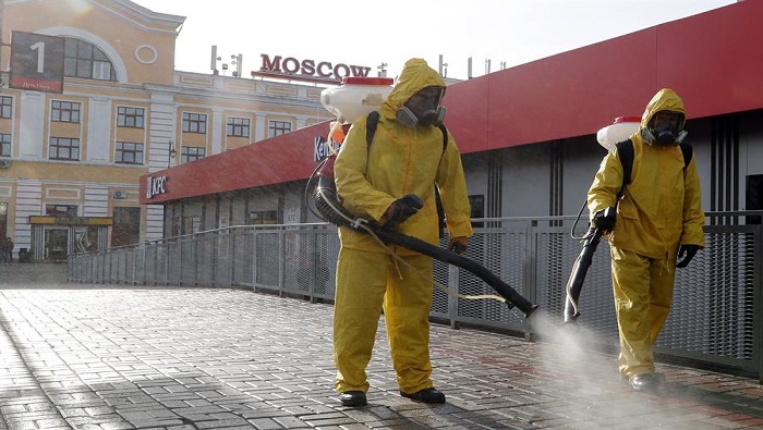Trabajdores sanitarios en Moscú sanean las calles ante ola de casos de Covid 19.