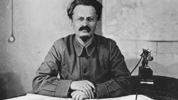 En sus obras Trotski narró los hechos ocurridos durante la Revolución de Octubre, así como sus pensamientos sobre el ideal social.