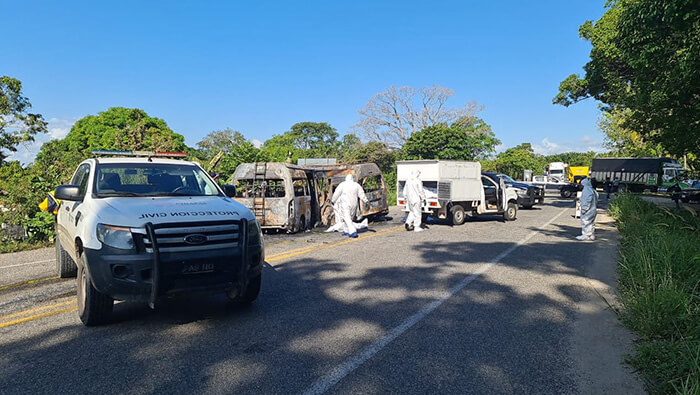 Funcionarios de la fiscalía de Chiapas recogen evidencias en el sitio del accidente.