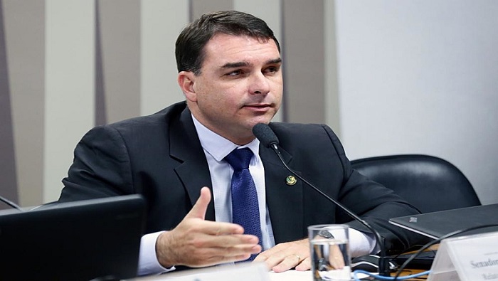 Flavio Bolsonaro y su exasesor Fabricio Queiroz son sospechosos de la organización de transferencia de salarios ilegales.