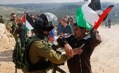 De acuerdo a la ONU, si los palestinos intentan conservar su tierra, con frecuencia se enfrentan a la violencia por parte de las fuerzas israelíes de seguridad.