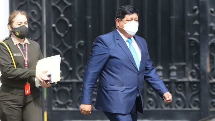 Durante la semana, Ayala se mantuvo en el cargo tras señalar que tiene la conciencia limpia y afirmó que los dos exjefes militares han vendido humo y se han metido en política.