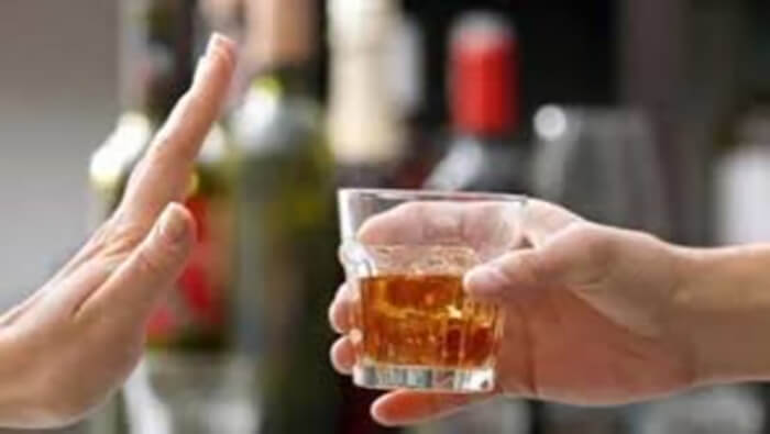 La no ingesta de alcohol trae beneficios físicos y mentales.