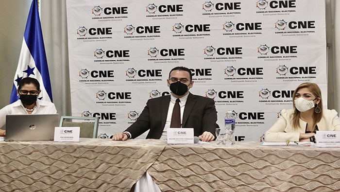 El codirector del sistema informático del CNE, Gerardo Martínez, informó sobre la instalación de 1.605 antenas satelitales que cubren el 100 por ciento de los centros de votación.